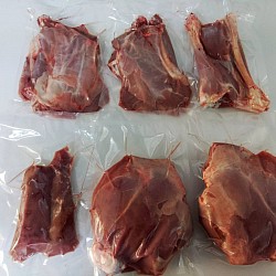 部位ごとに分けた小鹿の肉